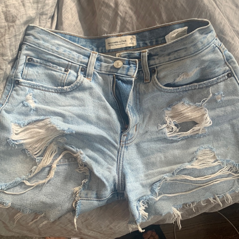 Abercrombie Size 2 curve love mid rise boyfriend short. Lightly worn